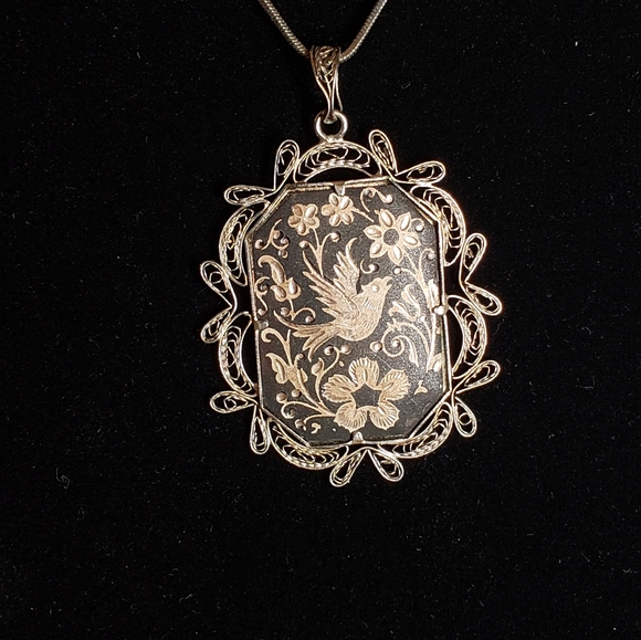 Asian influenced Damascene carved metal pendant w/extensive wire-work border - Picture 5 of 5